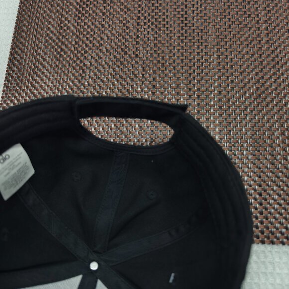 🔥NWT🔥ALO Yoga Lightweight Baseball Cap | Moisture-Wicking & Adjustable Fit - Picture 5 of 5